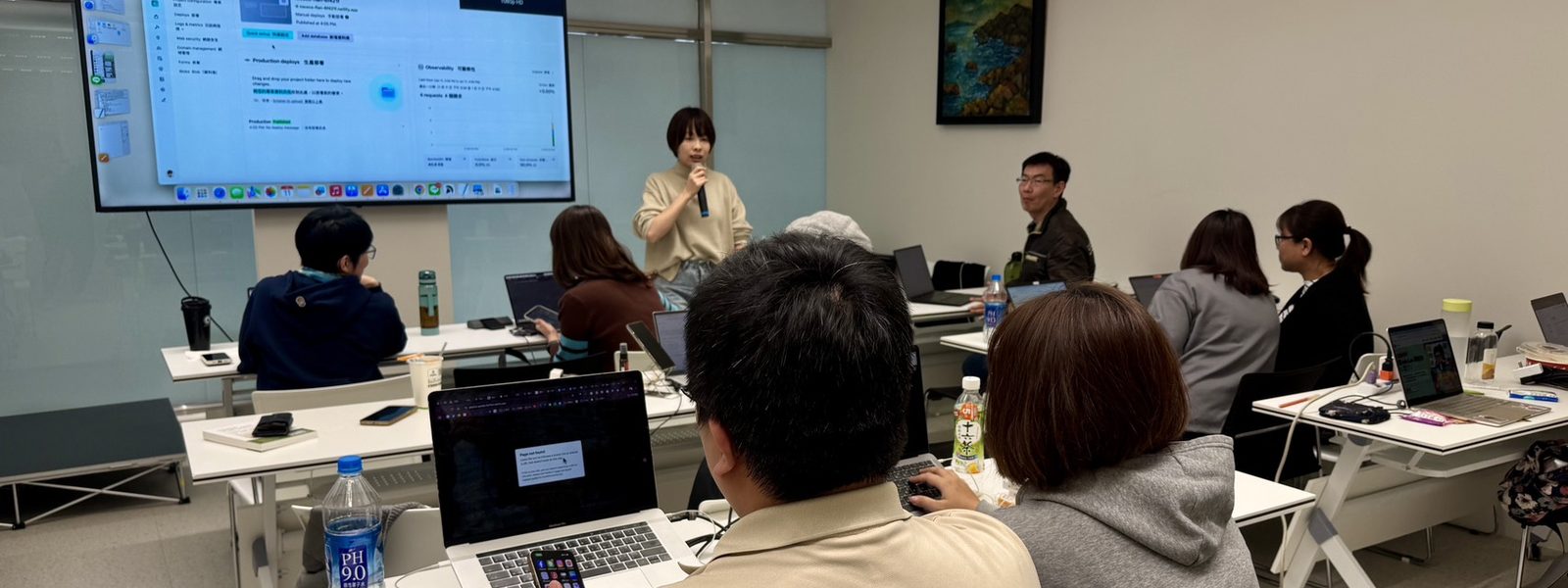 AI 應用講師陳沛孺在 AI 網頁實戰課現場講解網站部署流程