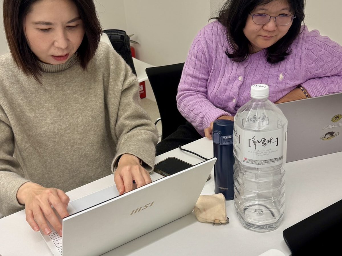 AI 網頁實戰課學員並排操作筆電實作