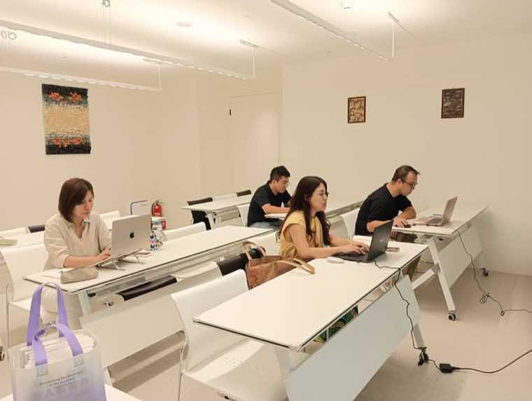 AI 實體小班課現場，學員各自帶筆電操作