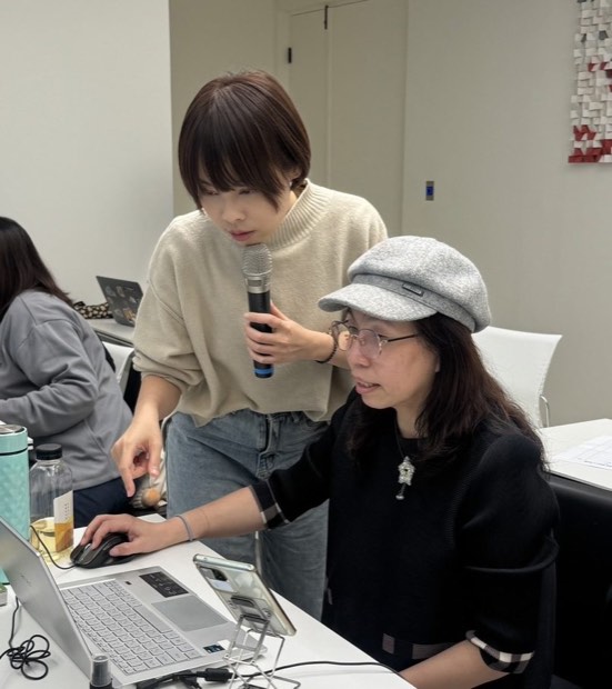 課堂中一對一指導學員操作