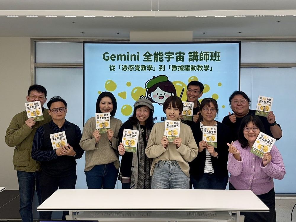 全能宇宙講師班課後合影，學員手持《用 AI 打造素人影響力》站在投影幕前